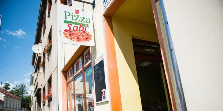 Dáte si dvě, nebo ještě jednu maxi k nim? Křupavé pizzy výběrem ze 38 druhů