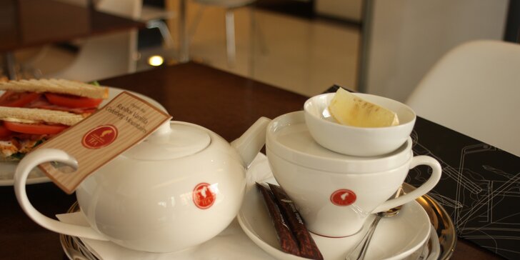 Sendvič a káva nebo čaj v designové kavárně s lékařskou výzdobou u I. P. Pavlova
