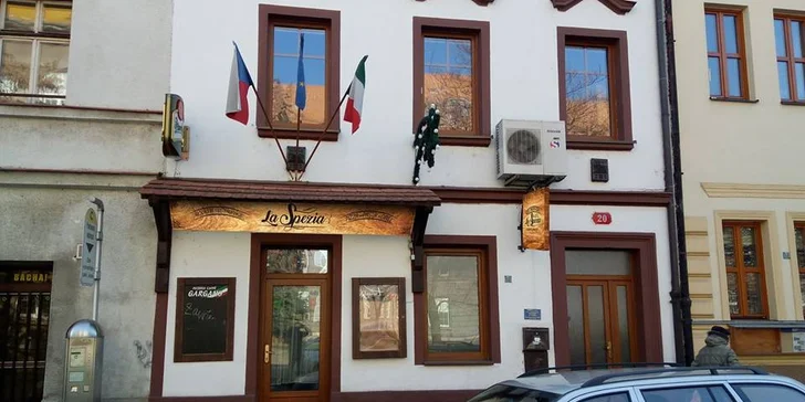 Poznejte arménskou kuchyni: domácí šašlik, salsa, salát a chléb Lavaš