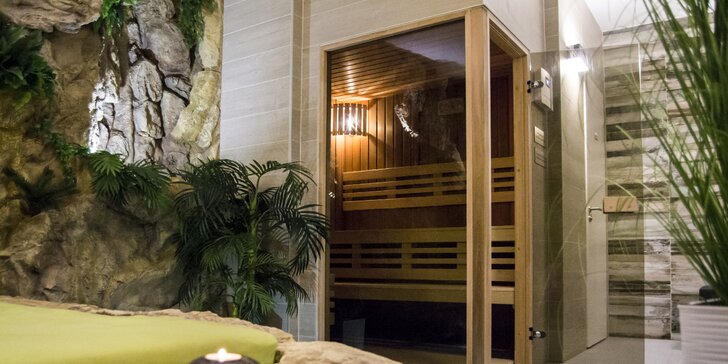 Privátní wellness s atmosférou džungle: dvě sauny, vodopád a lůžko na skále