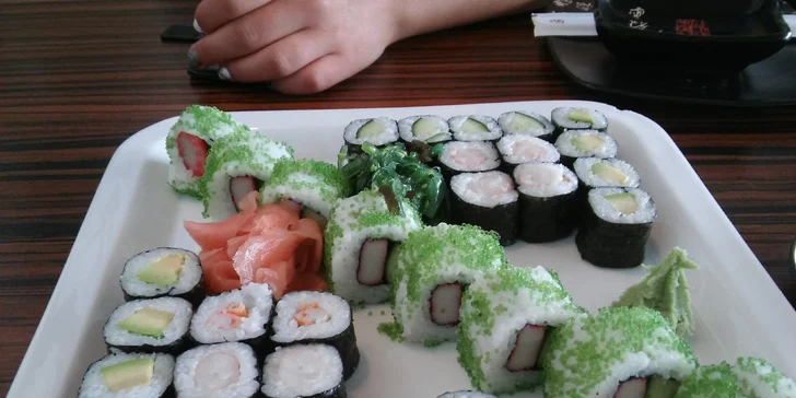 Pochutnejte si na sushi: 20, 24 nebo 60 rolek s lososem, krabem i vege