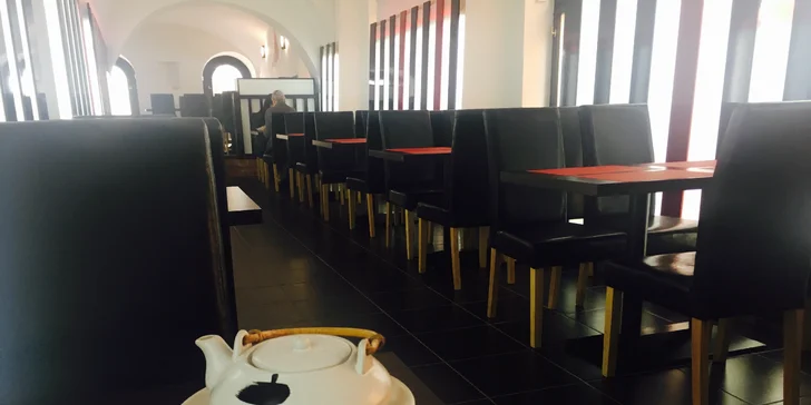 Sushi v podzámčí: 24 nebo 38 rolek s lososem, mořským vlkem i krabem