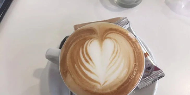 Křupavý croissant nebo horké maliny a voňavá káva v Café Bolzano