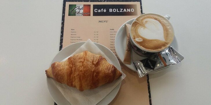 Křupavý croissant nebo horké maliny a voňavá káva v Café Bolzano