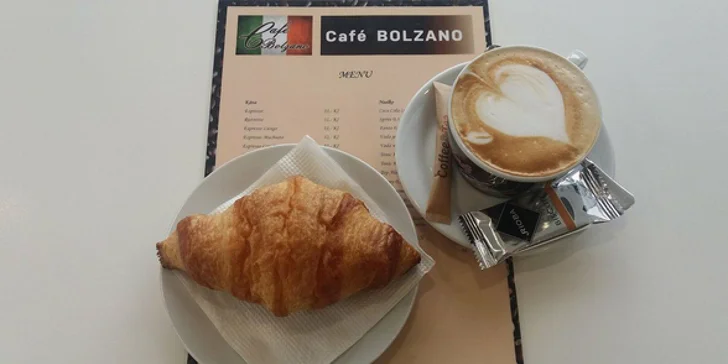 Křupavý croissant nebo horké maliny a voňavá káva v Café Bolzano