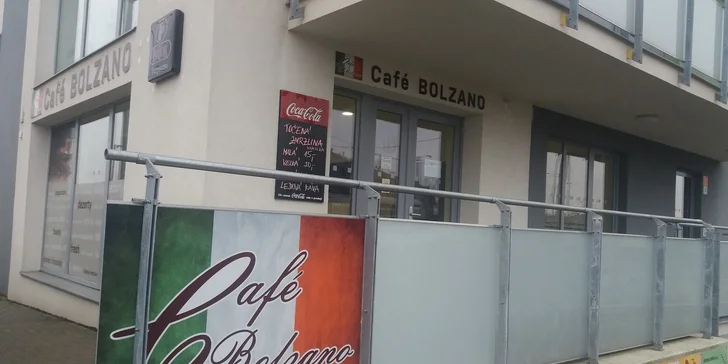 Křupavý croissant nebo horké maliny a voňavá káva v Café Bolzano