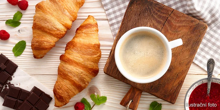 Křupavý croissant nebo horké maliny a voňavá káva v Café Bolzano