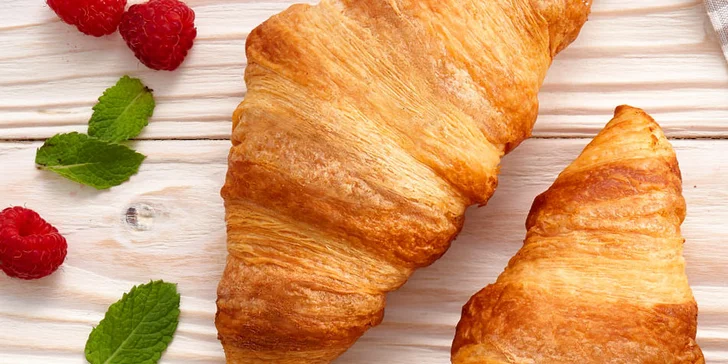 Křupavý croissant nebo horké maliny a voňavá káva v Café Bolzano