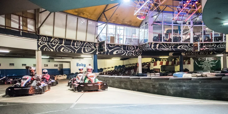 Připravit, pozor, start: 2 jízdy v nadupané motokáře po dvoupatrové dráze