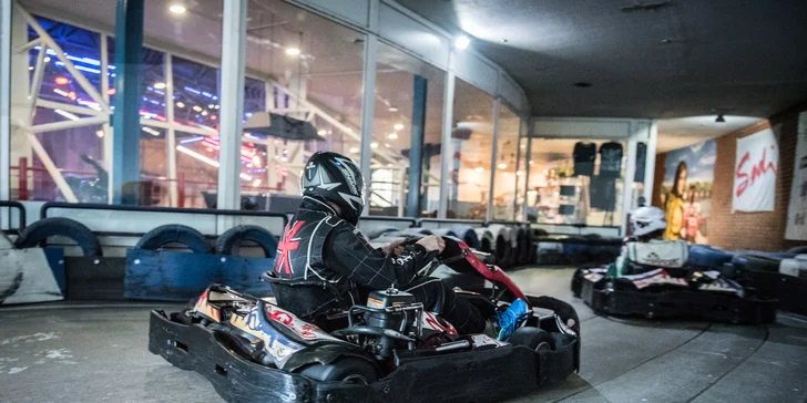 Připravit, pozor, start: 2 jízdy v nadupané motokáře po dvoupatrové dráze