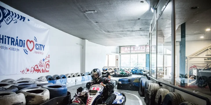 Připravit, pozor, start: 2 jízdy v nadupané motokáře po dvoupatrové dráze