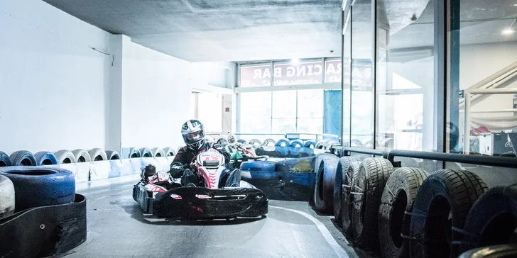 Připravit, pozor, start: 2 jízdy v nadupané motokáře po dvoupatrové dráze