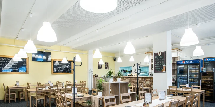 Obří burger v domácí bulce až pro 4 osoby a k tomu hranolky a dresink