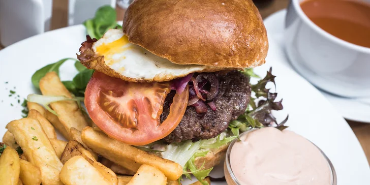 Burger z hovězího masa s domácí bulkou a americkými bramborami