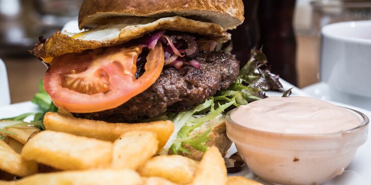 Vydatné burgerové menu: domácí houska a 200 g masa, polévka, dezert i Coleslaw
