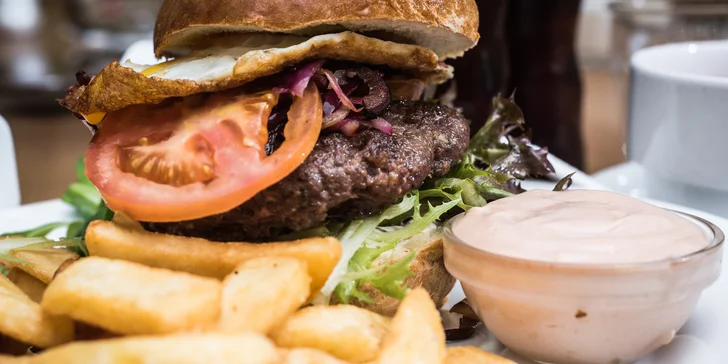 Burger z hovězího masa s domácí bulkou a americkými bramborami