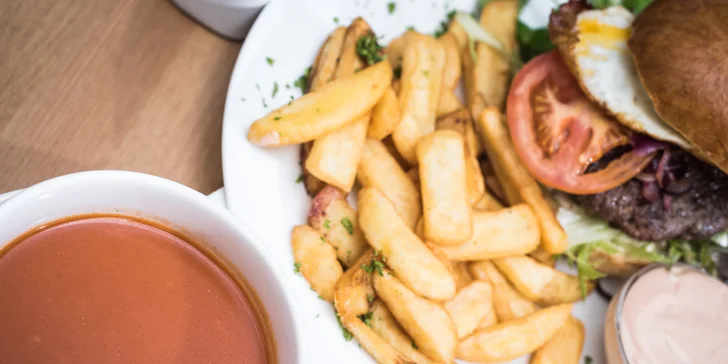 Vydatné burgerové menu: domácí houska a 200 g masa, polévka, dezert i Coleslaw