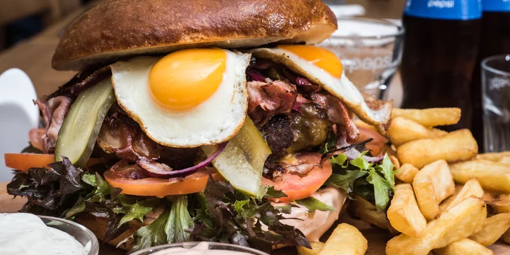Obří burger v domácí bulce až pro 4 osoby a k tomu hranolky a dresink