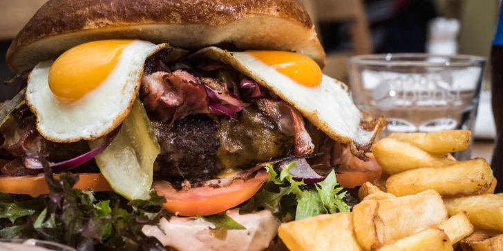 Obří burger v domácí bulce až pro 4 osoby a k tomu hranolky a dresink