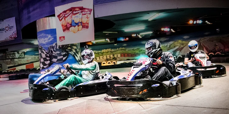 Připravit, pozor, start: 2 jízdy v nadupané motokáře po dvoupatrové dráze
