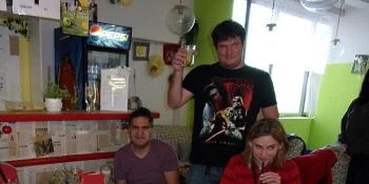 Voňavé potěšení: café latte s lahodným medovníkem pro 1 i 2