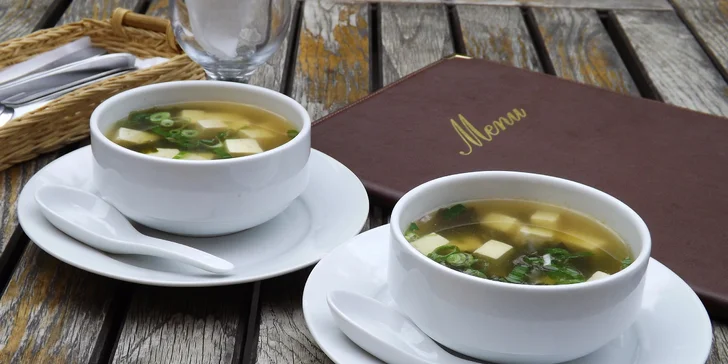 Asijský set s sebou: polévka, lososové sushi ve 2 verzích a minizávitky