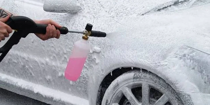 Detailní čištění karoserie, oplach kol a vydatná snídaně nebo svačina k tomu