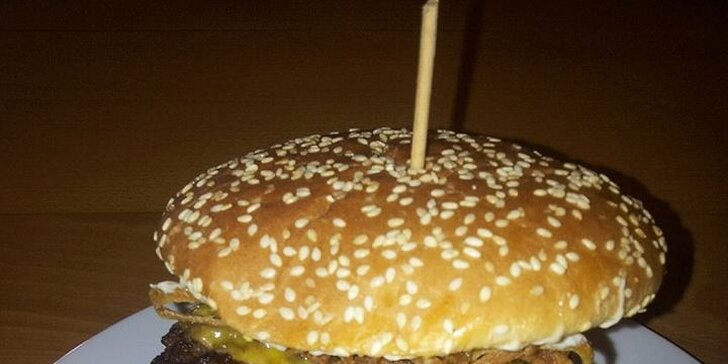 Nadlábněte se: hovězí XXL burger z poctivých surovin a domácí hranolky
