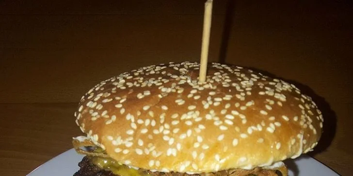 Nadlábněte se: hovězí XXL burger z poctivých surovin a domácí hranolky