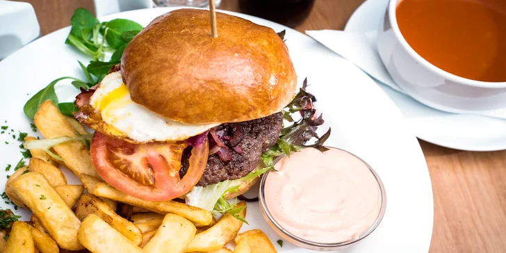 Burger z hovězího masa s domácí bulkou a americkými bramborami