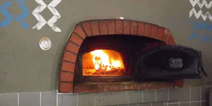 1 nebo 2 pizzy z pece na dřevo a sleva na piva v restauraci na Vinohradech