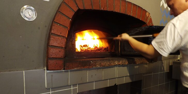 1 nebo 2 pizzy z pece na dřevo a sleva na piva v restauraci na Vinohradech