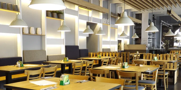 1 nebo 2 pizzy z pece na dřevo a sleva na piva v restauraci na Vinohradech