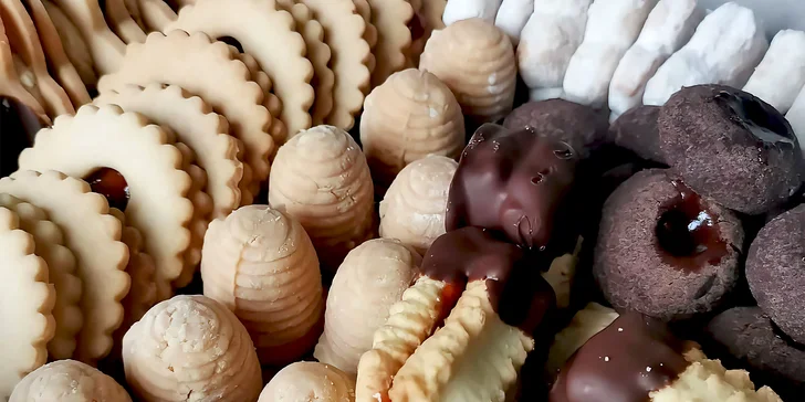Krabičku se 66 kousky cukroví pro vás napeče Elíza z Elíziných dortů. 