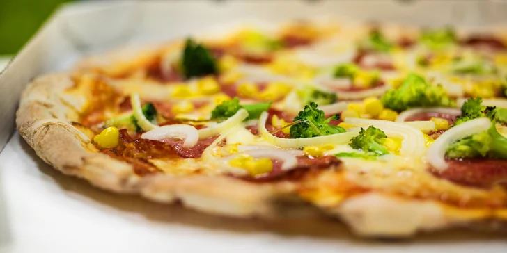 Dáte si dvě, nebo ještě jednu maxi k nim? Křupavé pizzy výběrem ze 38 druhů