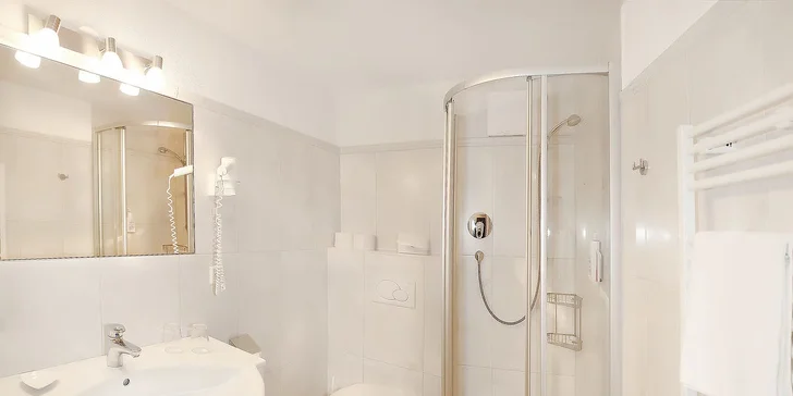 Samozrejmosťou je kúpeľňa so sprchovacím kútom alebo vaňou a toaletou.