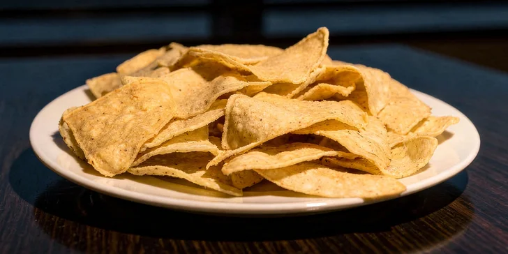 Nechybí ani nachos s omáčkami. 