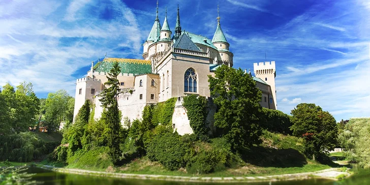 Nenechajte si ujsť neďaleké Bojnice a prekrásny Bojnický zámok s blízkou ZOO. 