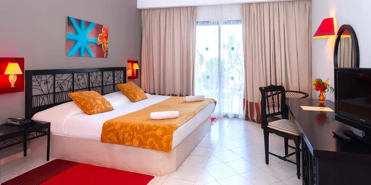 Ubytujete se v Hotelu Le Petit Palais**** kousek od pláže.