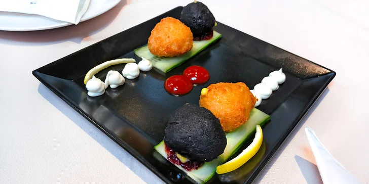 Těšit se můžete na 6chodové degustační menu s předkrmem, 4 hlavními chody a dezertem. 