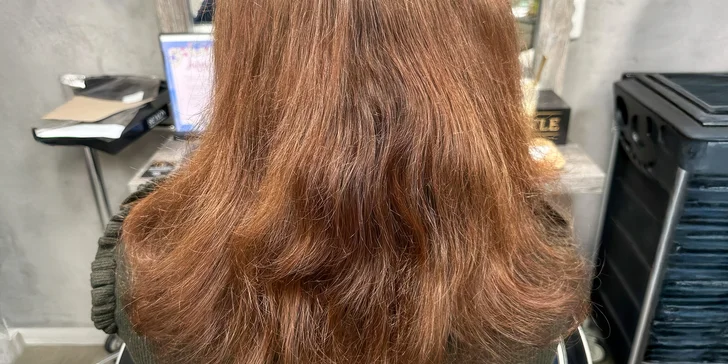 Na výběr jsou zesvětlovací techniky balayage, foilyage či melír. 