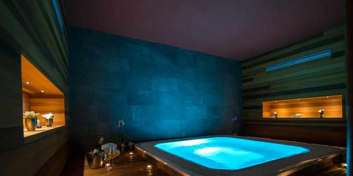 Ve wellness je pro vás připraven celý saunový svět (infra, eukalyptová, finská a solná sauna), ochlazovací sprchy, bazén i ledový kbelík. 