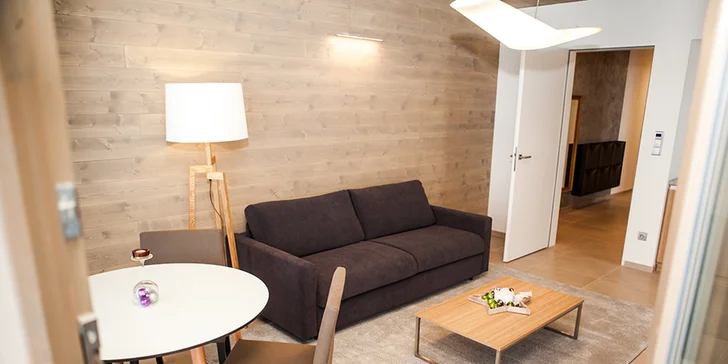 Apartmány jsou zbrusu nové, zařízené jsou z přírodních materiálů jako dřevo a kámen, které doplňuje keramická dlažba. 