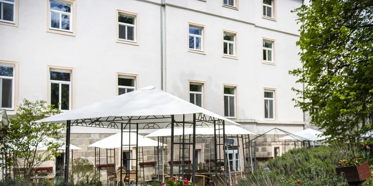 V exteriéru se nachází Family bar, který je otevřený od jara do podzimu a nabízí kávu či zákusky.