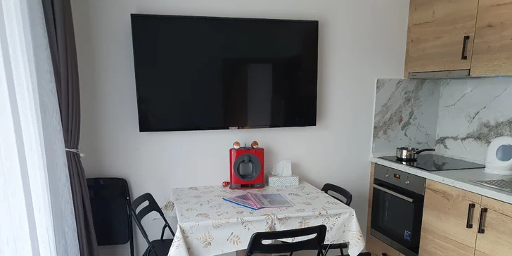 Centrální část apartmánu slouží jako obývací pokoj a kuchyň s jídelnou.