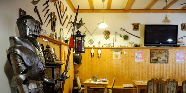 Konají se tu lekce indoor cyclingu, TRX, bosu (na břišní svaly), ranní cvičení a chůze venku.  