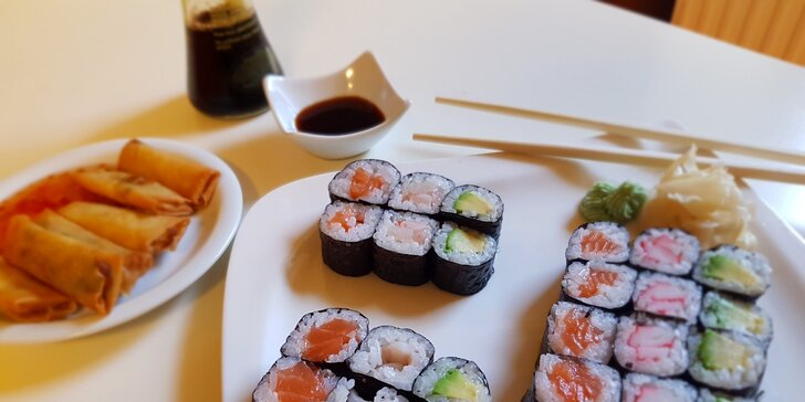Asijské dobroty s sebou: polévka, 24× sushi maki ve 4 verzích a 6× minizávitek