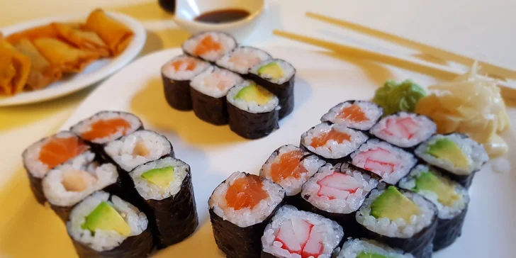 Asijské dobroty s sebou: polévka, 24× sushi maki ve 4 verzích a 6× minizávitek