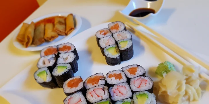 Asijské dobroty s sebou: polévka, 24× sushi maki ve 4 verzích a 6× minizávitek