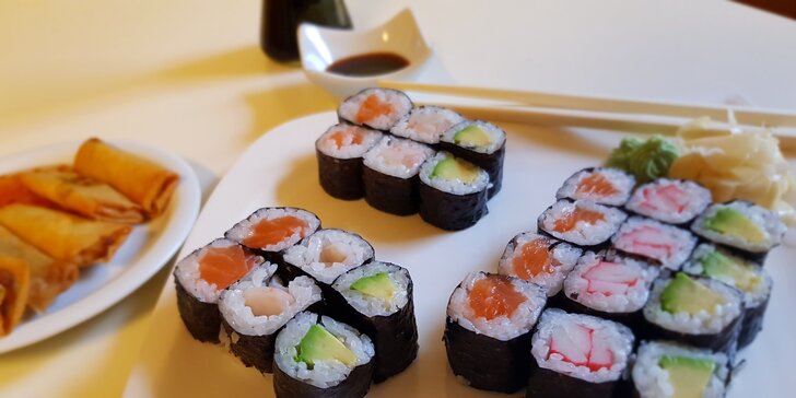 Asijské dobroty s sebou: polévka, 24× sushi maki ve 4 verzích a 6× minizávitek